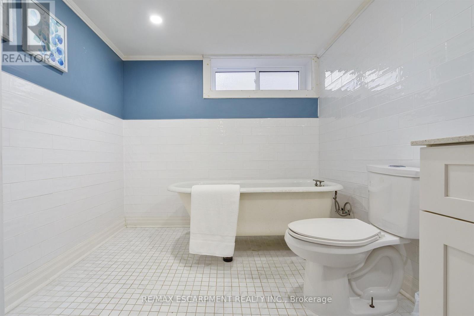 11 Mcmaster Avenue, Hamilton, ON - Indoor Photo Showing Bathroom