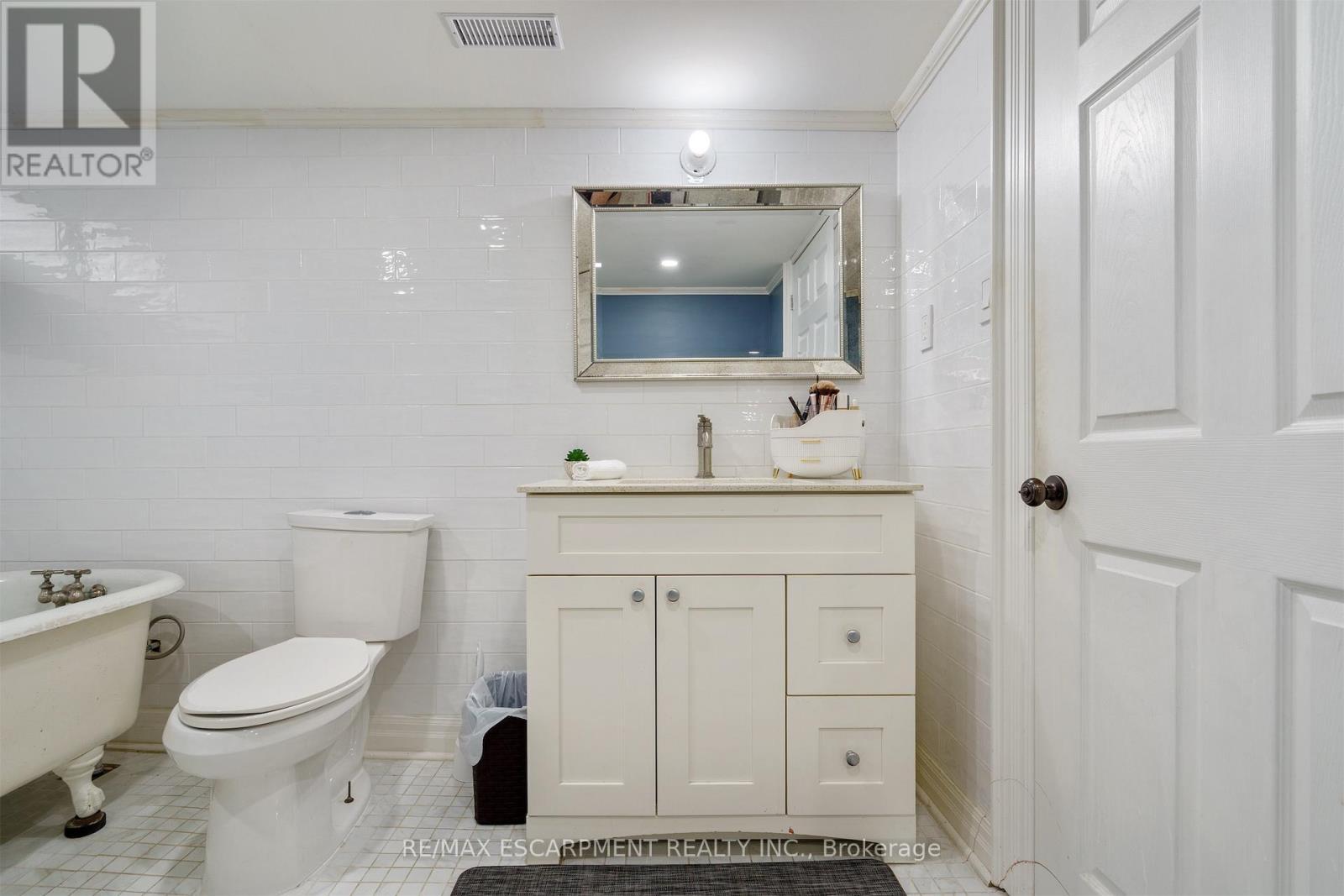 11 Mcmaster Avenue, Hamilton, ON - Indoor Photo Showing Bathroom
