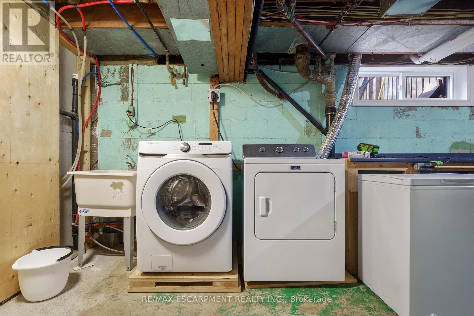 11 Mcmaster Avenue, Hamilton, ON - Indoor Photo Showing Laundry Room