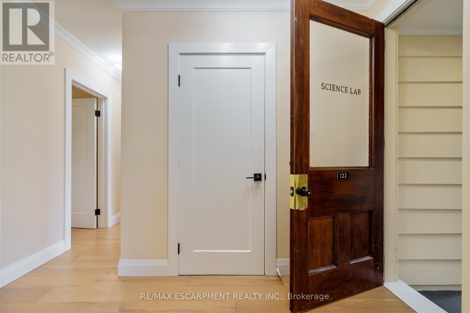 11 Mcmaster Avenue, Hamilton, ON - Indoor Photo Showing Other Room