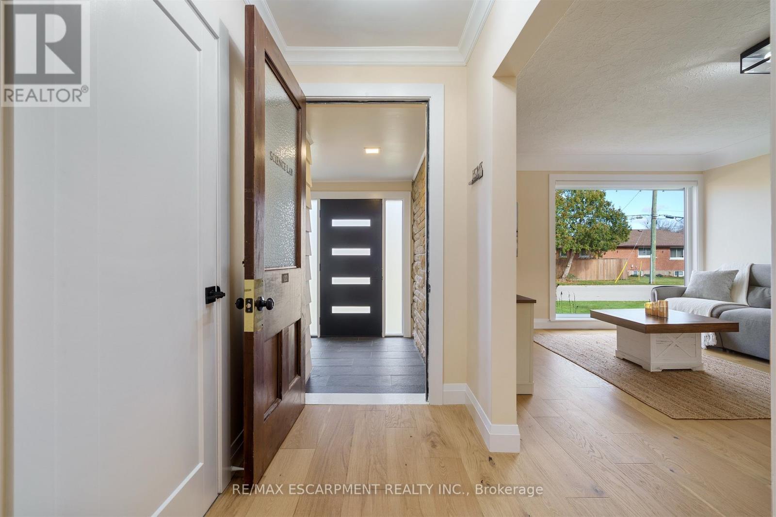 11 Mcmaster Avenue, Hamilton, ON - Indoor Photo Showing Other Room