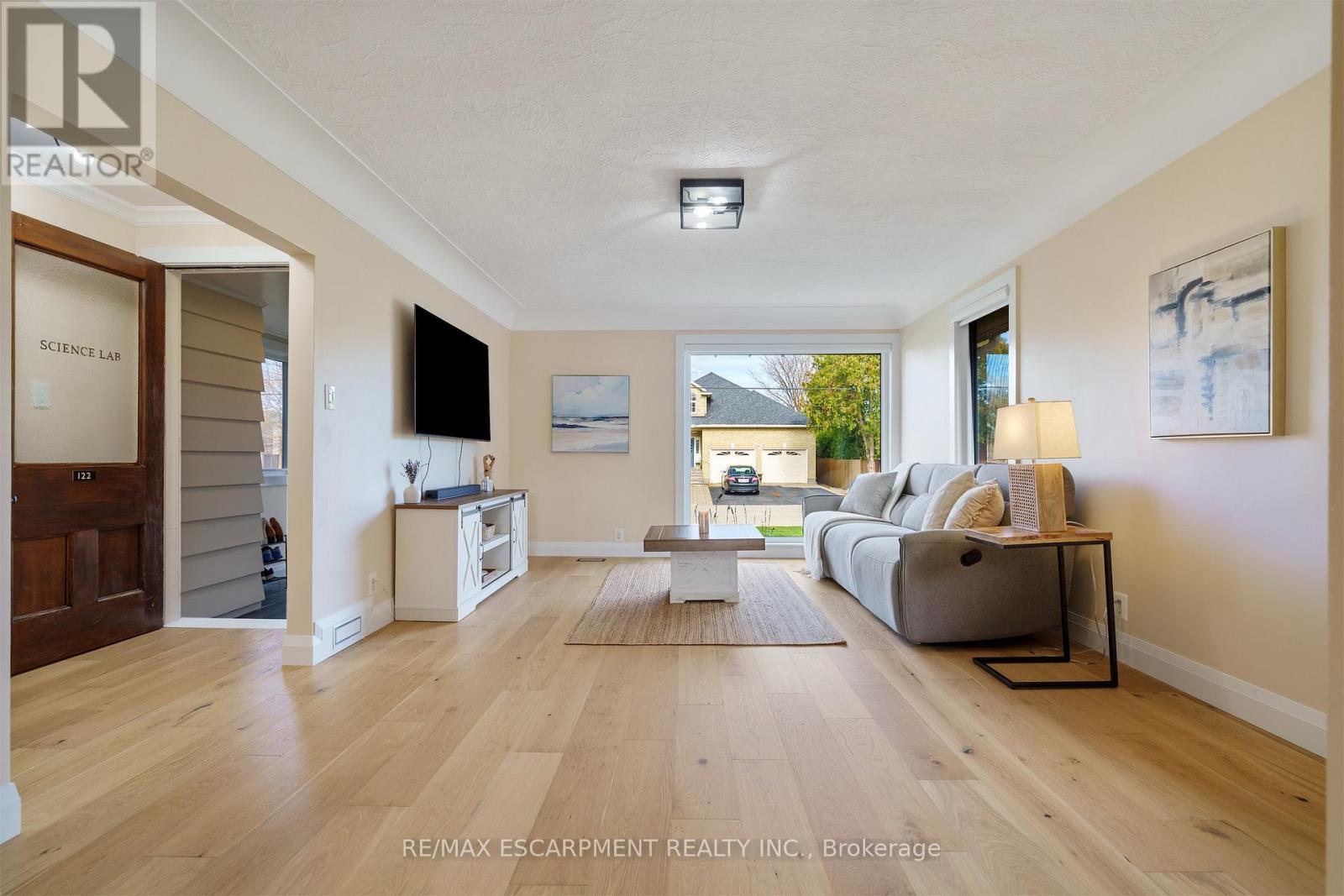 11 Mcmaster Avenue, Hamilton, ON - Indoor Photo Showing Living Room