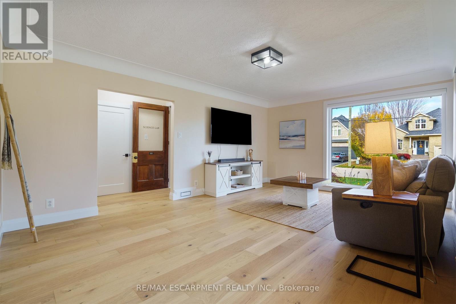11 Mcmaster Avenue, Hamilton, ON - Indoor Photo Showing Living Room