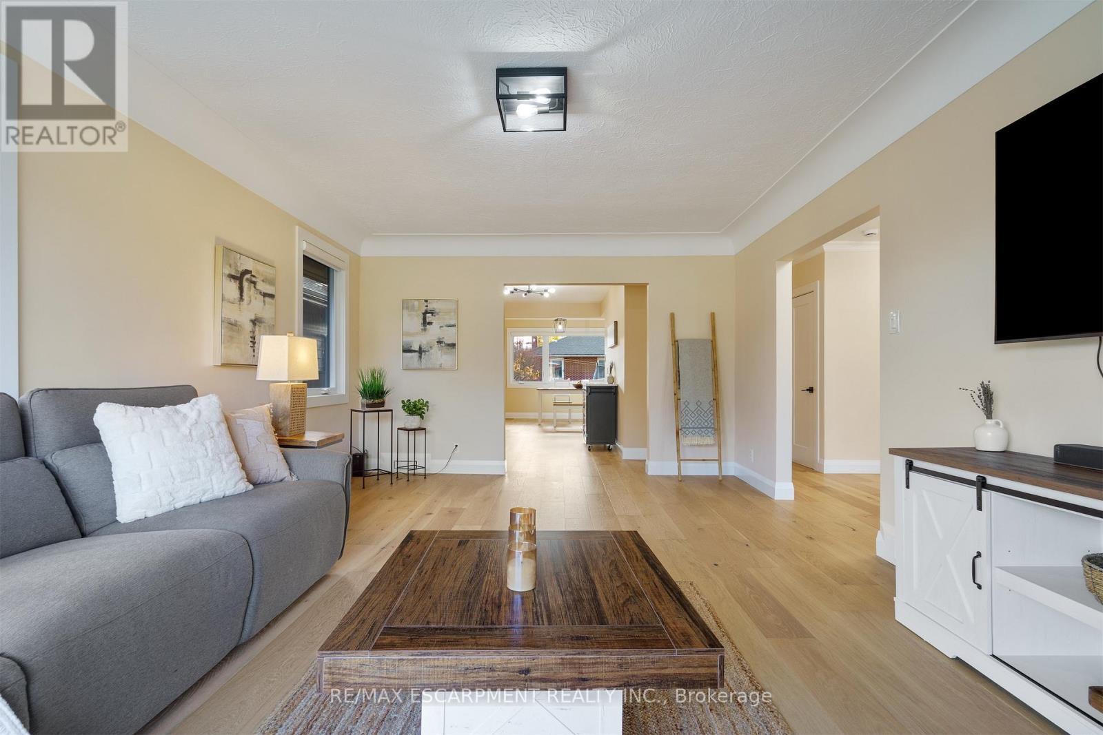 11 Mcmaster Avenue, Hamilton, ON - Indoor Photo Showing Living Room