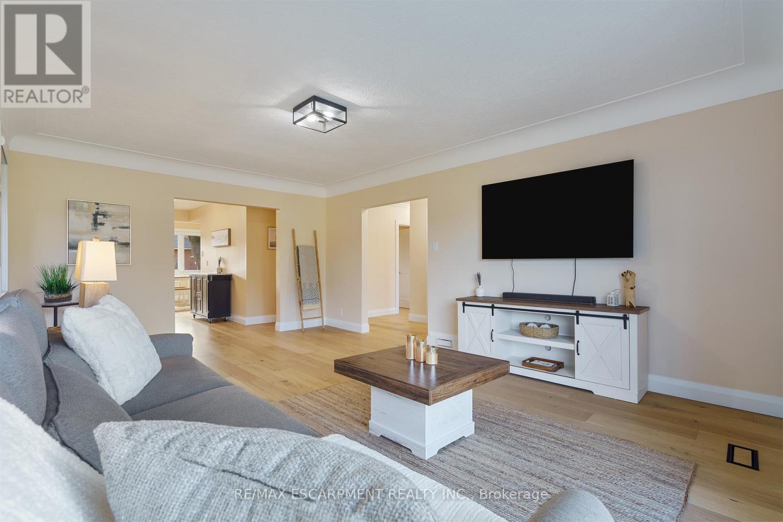 11 Mcmaster Avenue, Hamilton, ON - Indoor Photo Showing Living Room