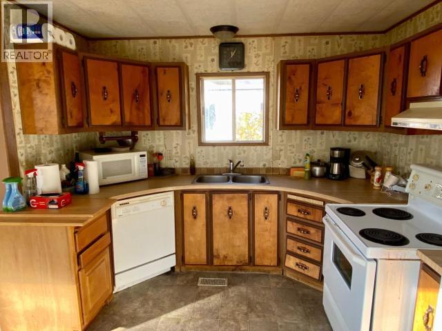19-8425 Highway 101, Powell River, BC - Indoor Photo Showing Kitchen With Double Sink