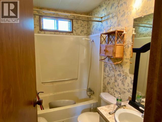19-8425 Highway 101, Powell River, BC - Indoor Photo Showing Bathroom