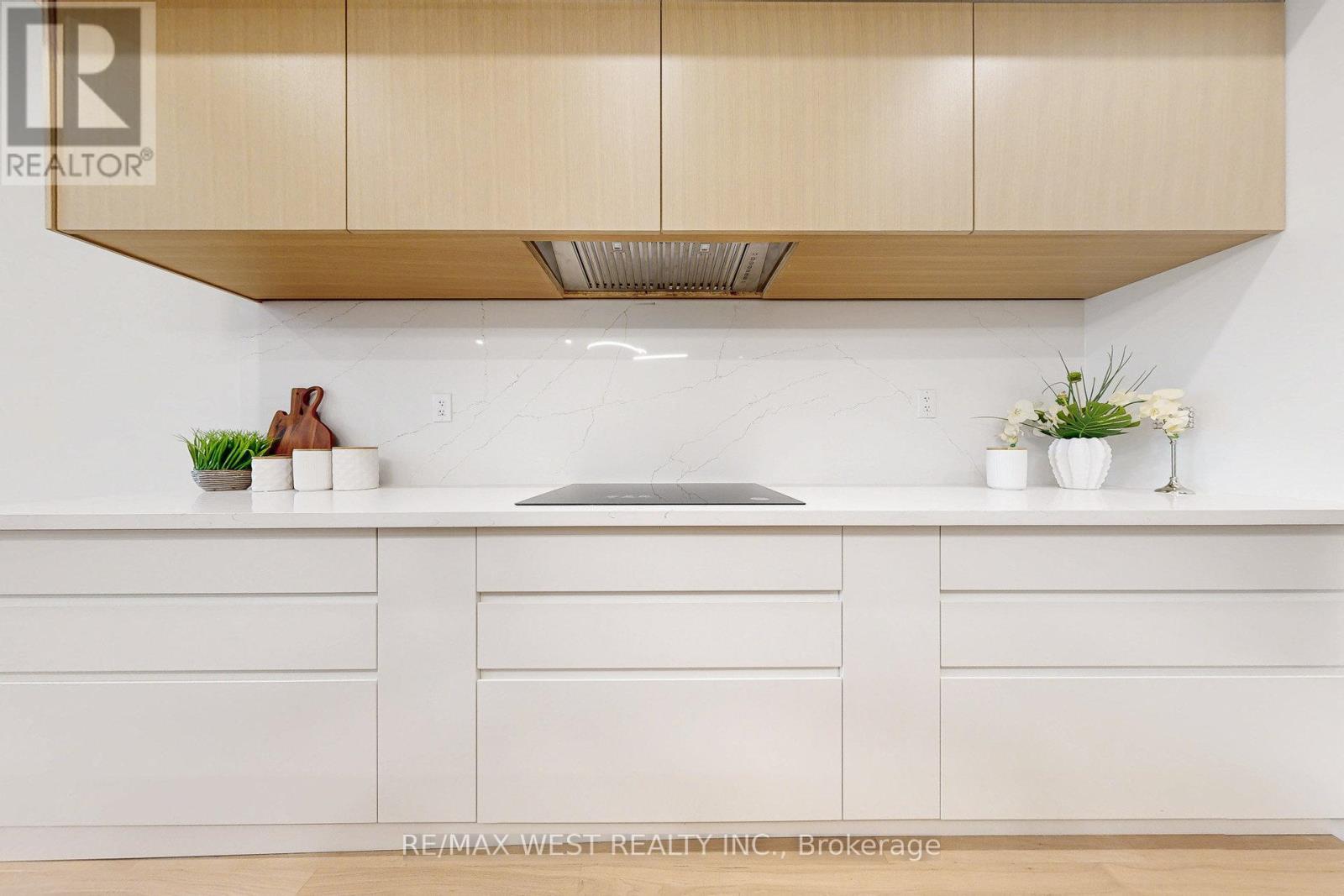 4 - 2639 R Dundas Street W, Toronto, ON - Indoor Photo Showing Other Room