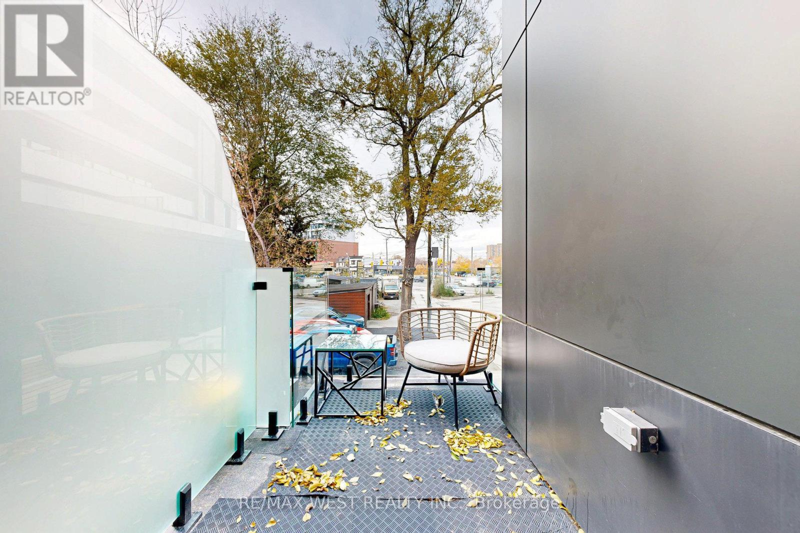 4 - 2639 R Dundas Street W, Toronto, ON -