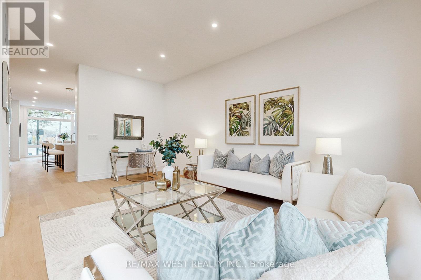 4 - 2639 R Dundas Street W, Toronto, ON - Indoor Photo Showing Living Room