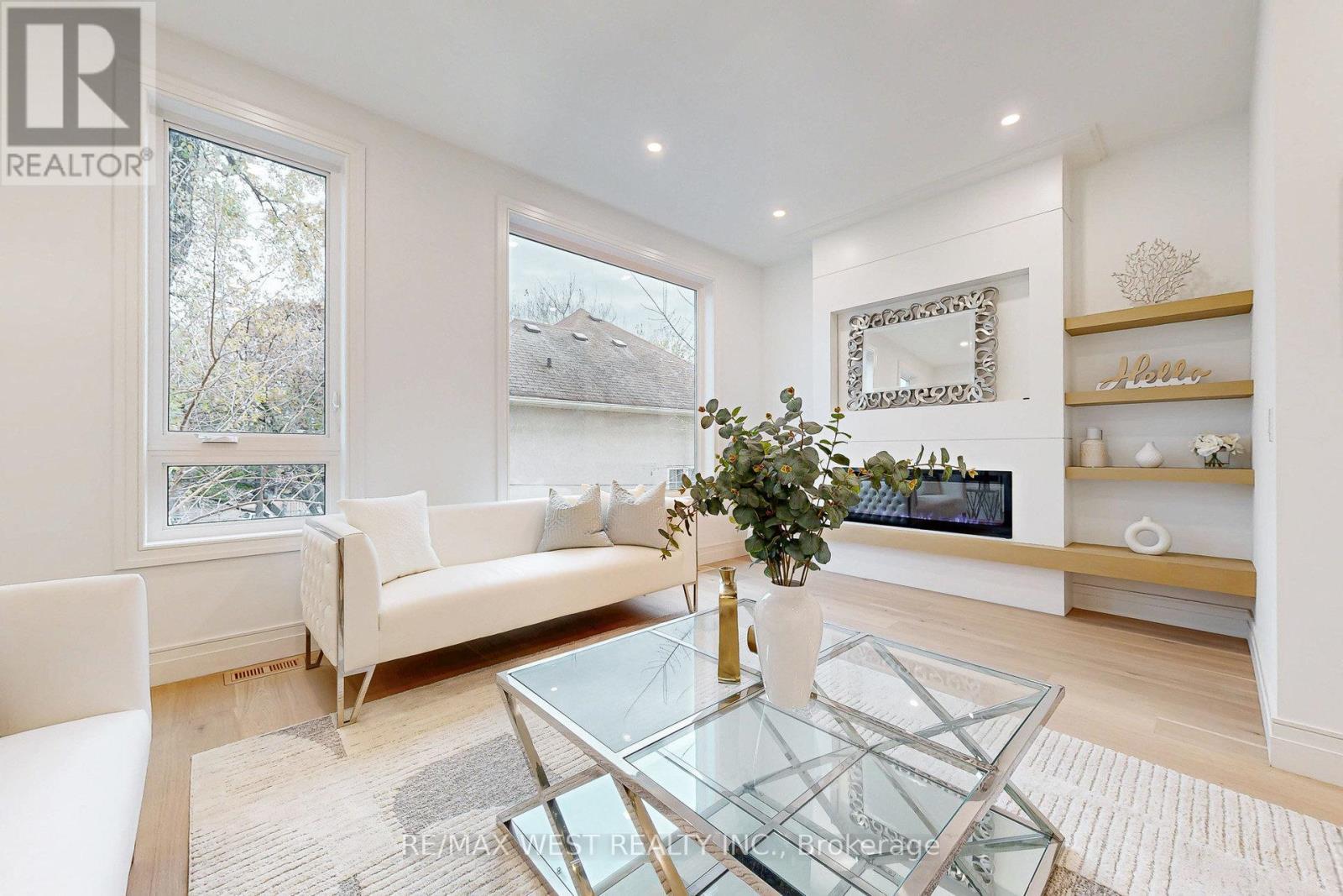 4 - 2639 R Dundas Street W, Toronto, ON - Indoor Photo Showing Living Room