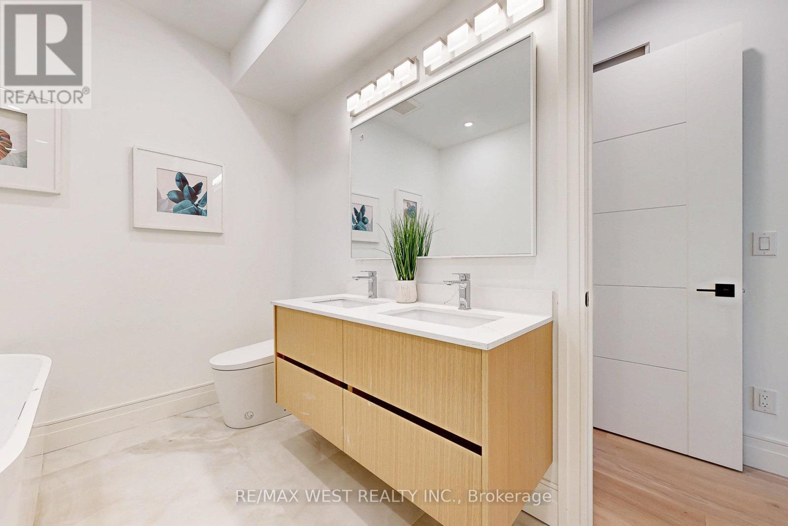4 - 2639 R Dundas Street W, Toronto, ON - Indoor Photo Showing Bathroom