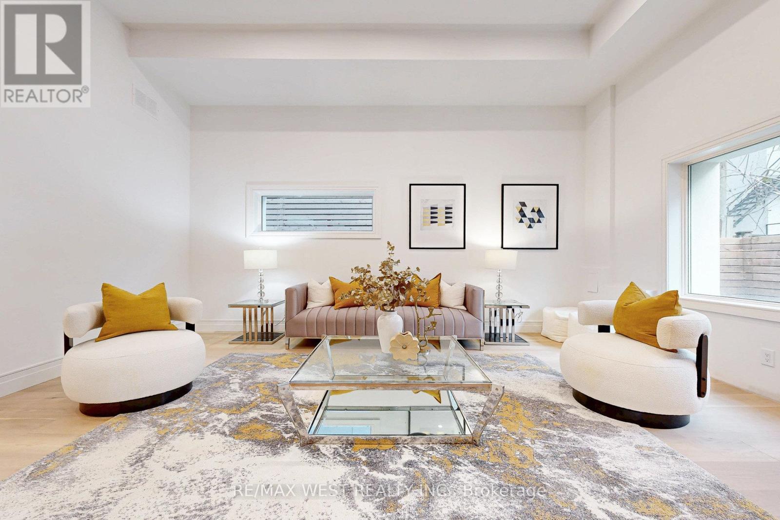 4 - 2639 R Dundas Street W, Toronto, ON - Indoor Photo Showing Living Room