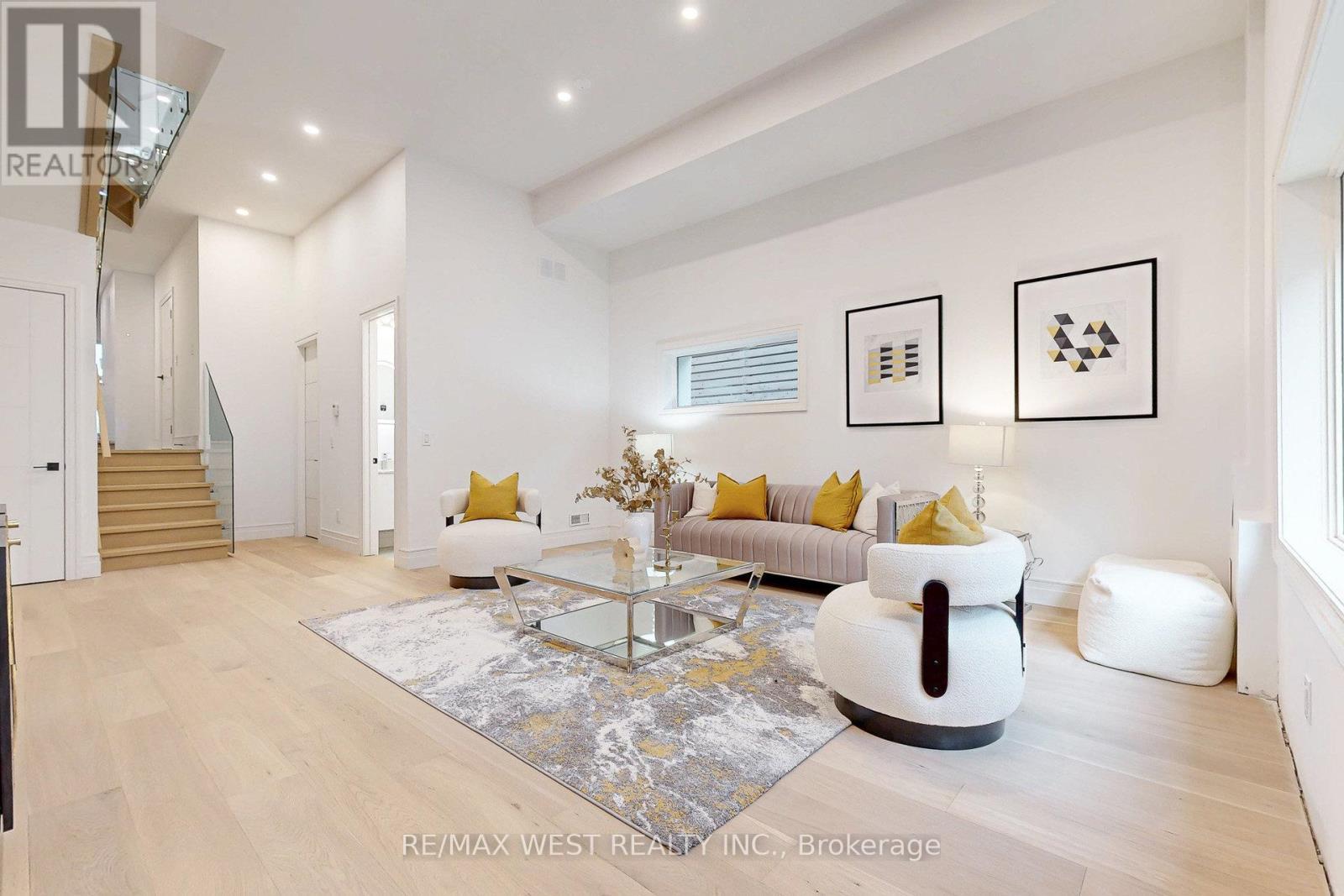 4 - 2639 R Dundas Street W, Toronto, ON - Indoor Photo Showing Living Room