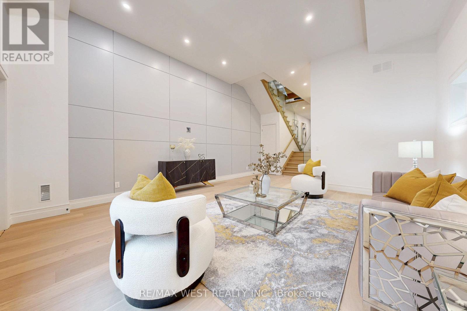 4 - 2639 R Dundas Street W, Toronto, ON - Indoor