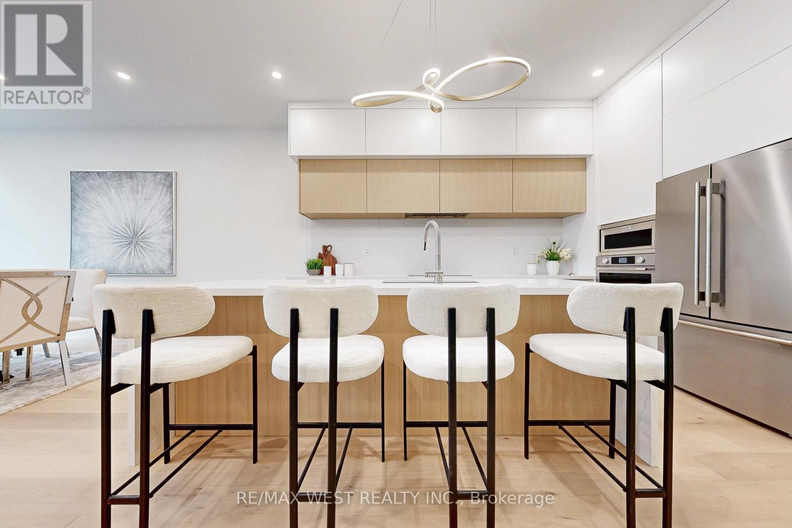 4 - 2639 R Dundas Street W, Toronto, ON - Indoor