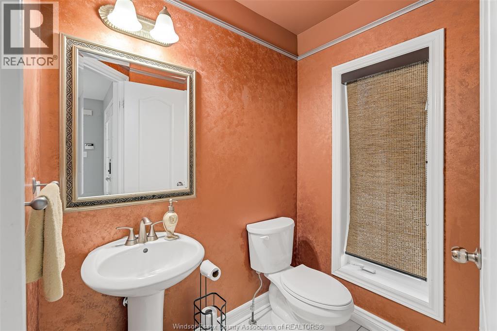 4700 Wembley, Windsor, ON - Indoor Photo Showing Bathroom