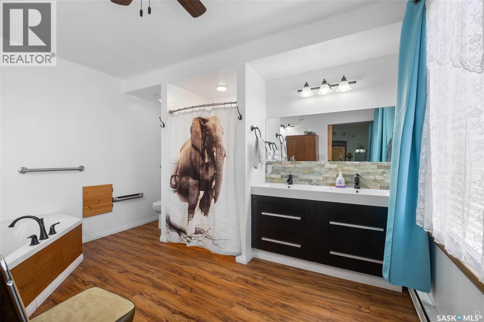 609 Main Street, St. Louis Rm No. 431, SK - Indoor Photo Showing Bathroom