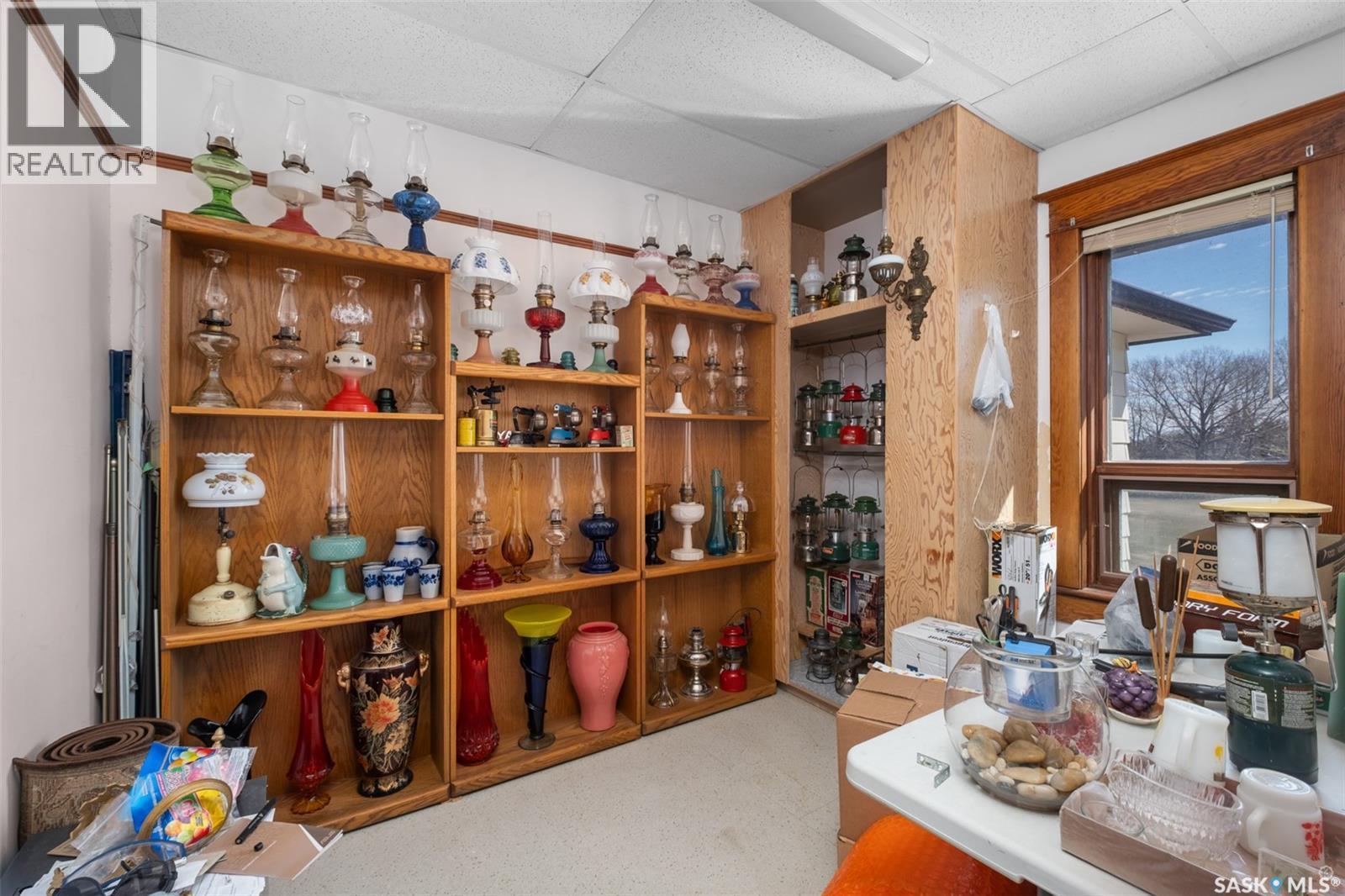 609 Main Street, St. Louis Rm No. 431, SK - Indoor