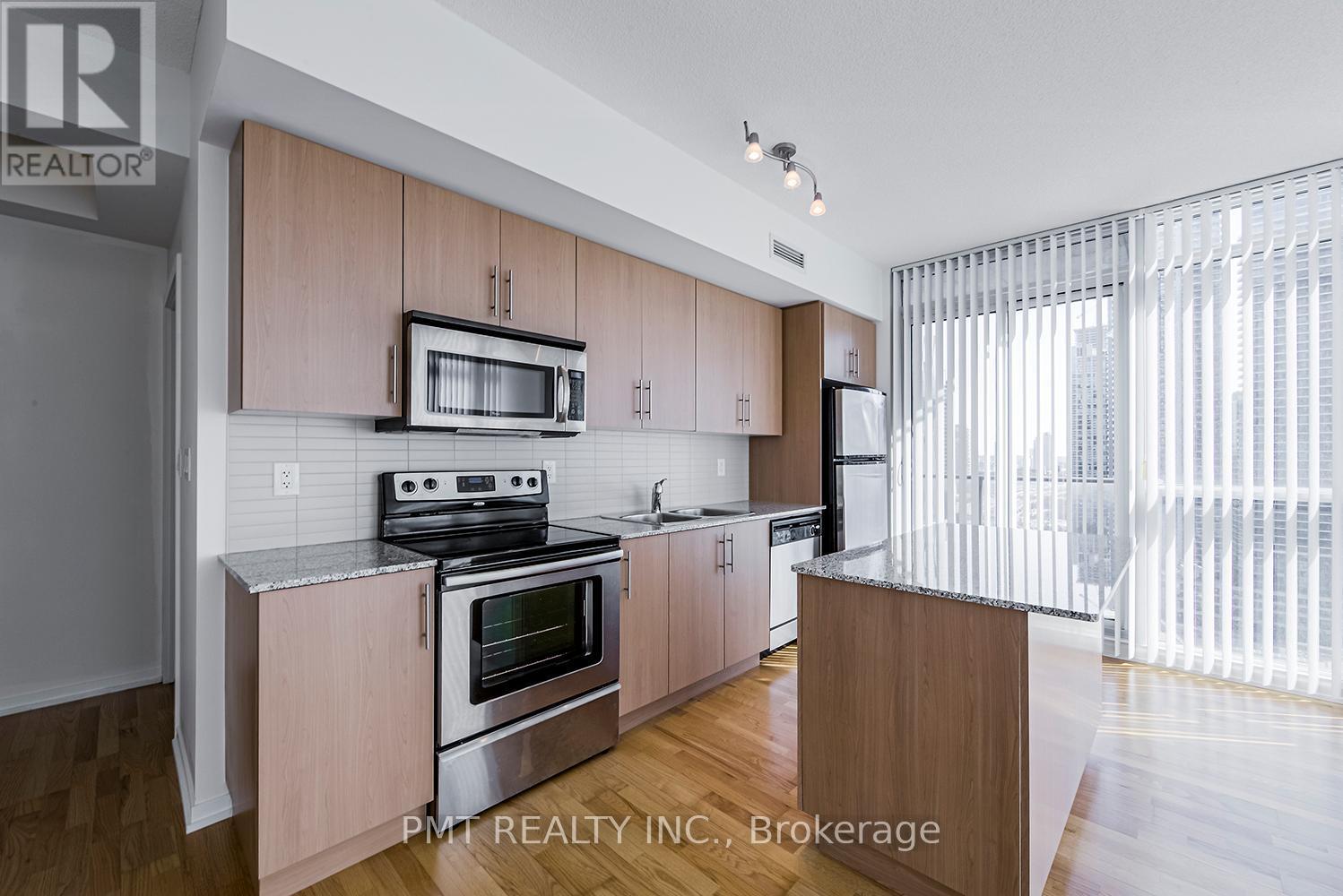 1707 - 55 Bremner Boulevard, Toronto, ON - Indoor Photo Showing Kitchen