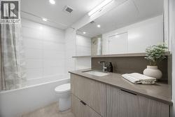 Dual entrance to the full bathroom with a tub/shower -