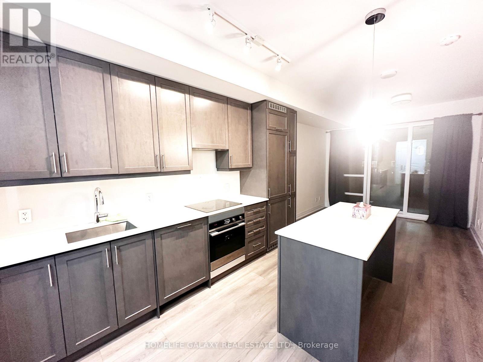 503 - 9085 Jane Street, Vaughan, ON - Indoor Photo Showing Kitchen