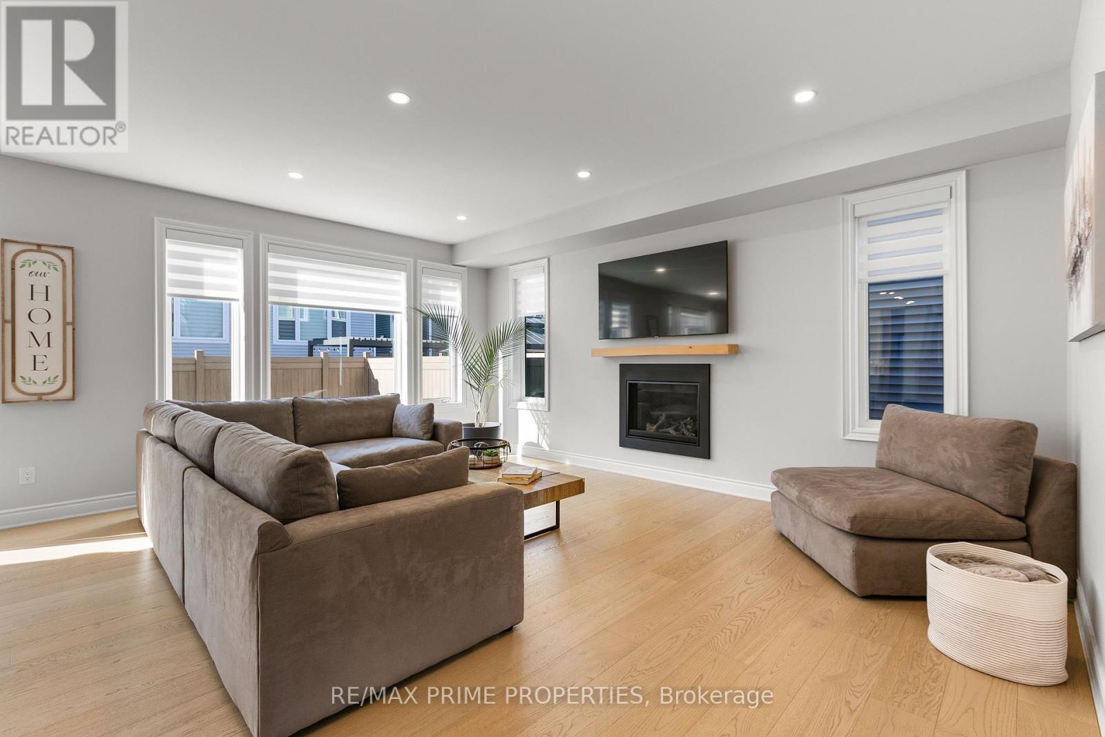 839 Mercier Crescent, Ottawa, ON - Indoor Photo Showing Living Room With Fireplace