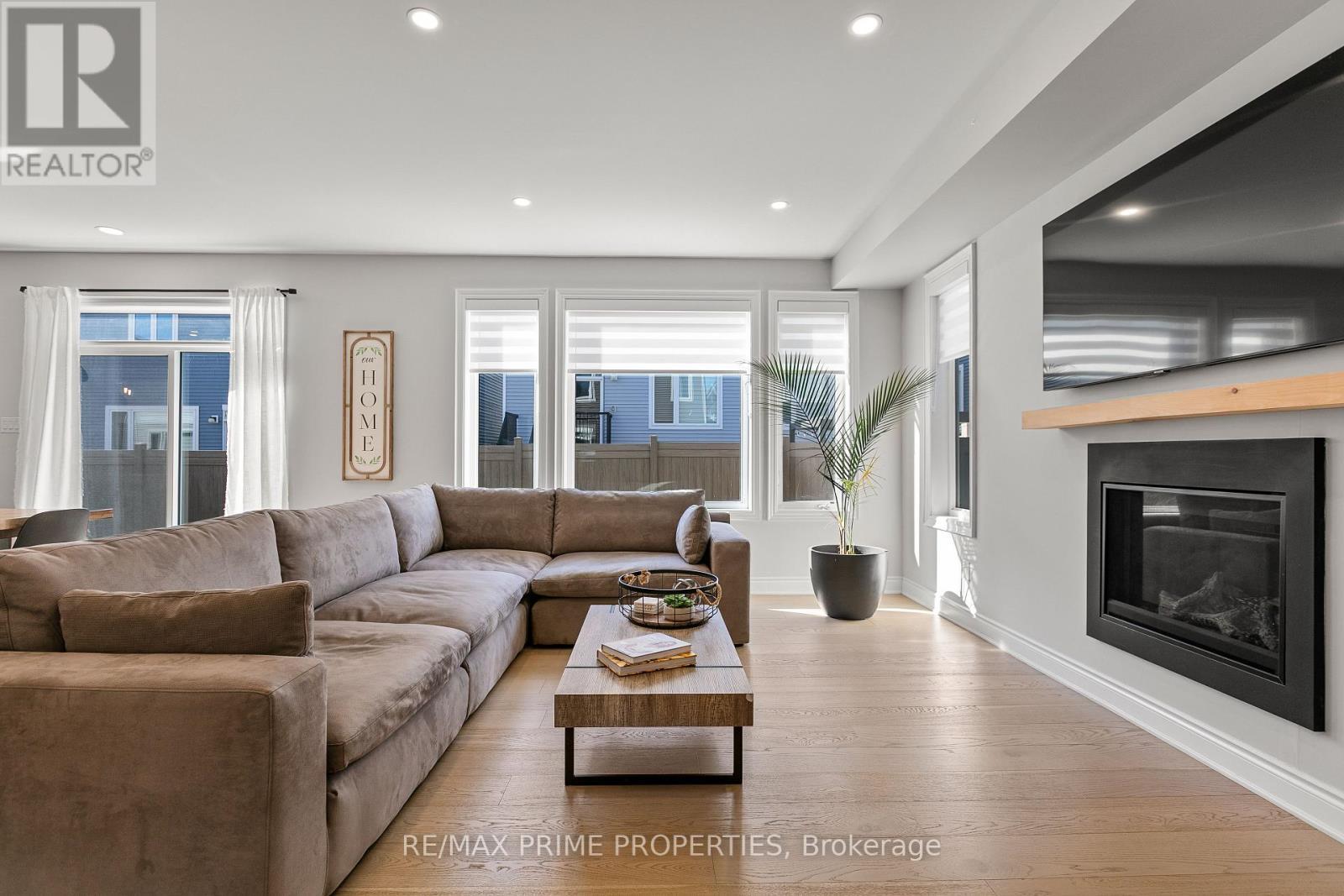 839 Mercier Crescent, Ottawa, ON - Indoor Photo Showing Living Room With Fireplace