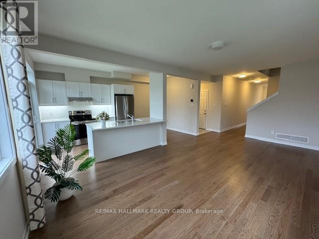 521 Galanthus Walk, Ottawa, ON - Indoor Photo Showing Kitchen