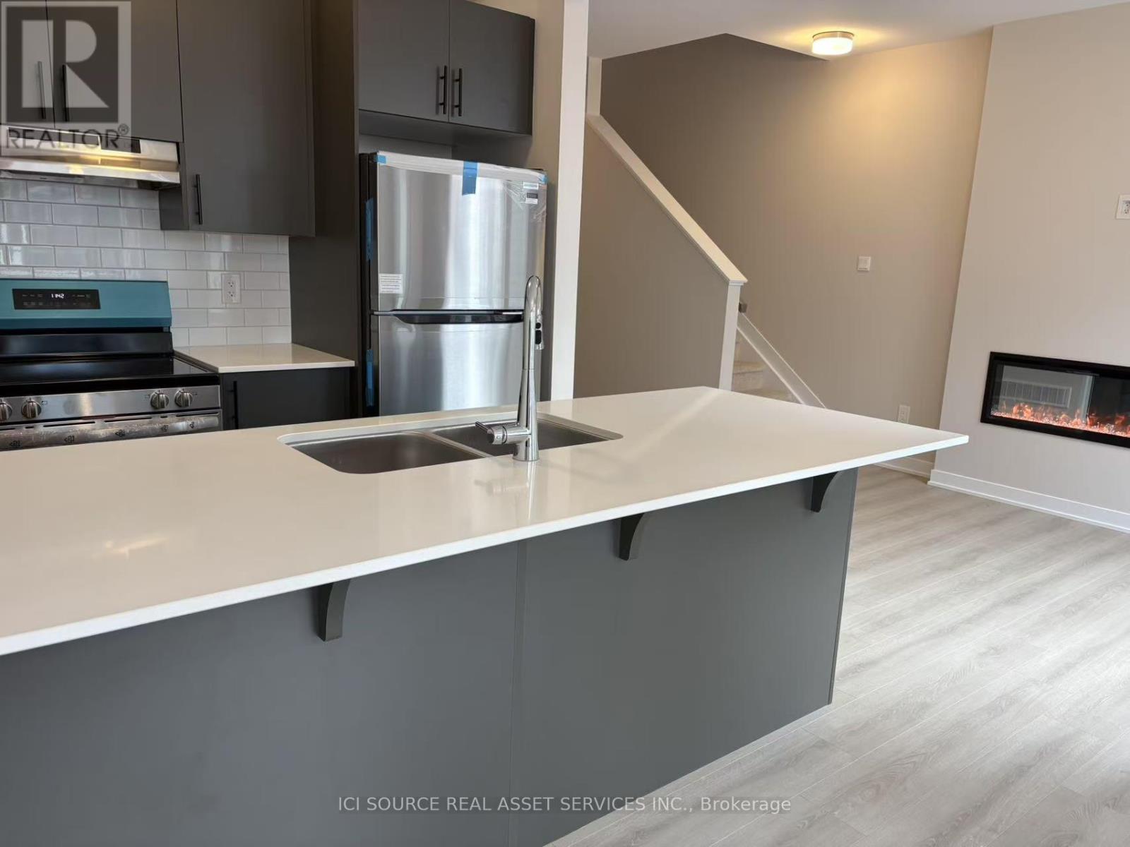 376 Les Emmerson Drive, Ottawa, ON - Indoor Photo Showing Kitchen With Double Sink