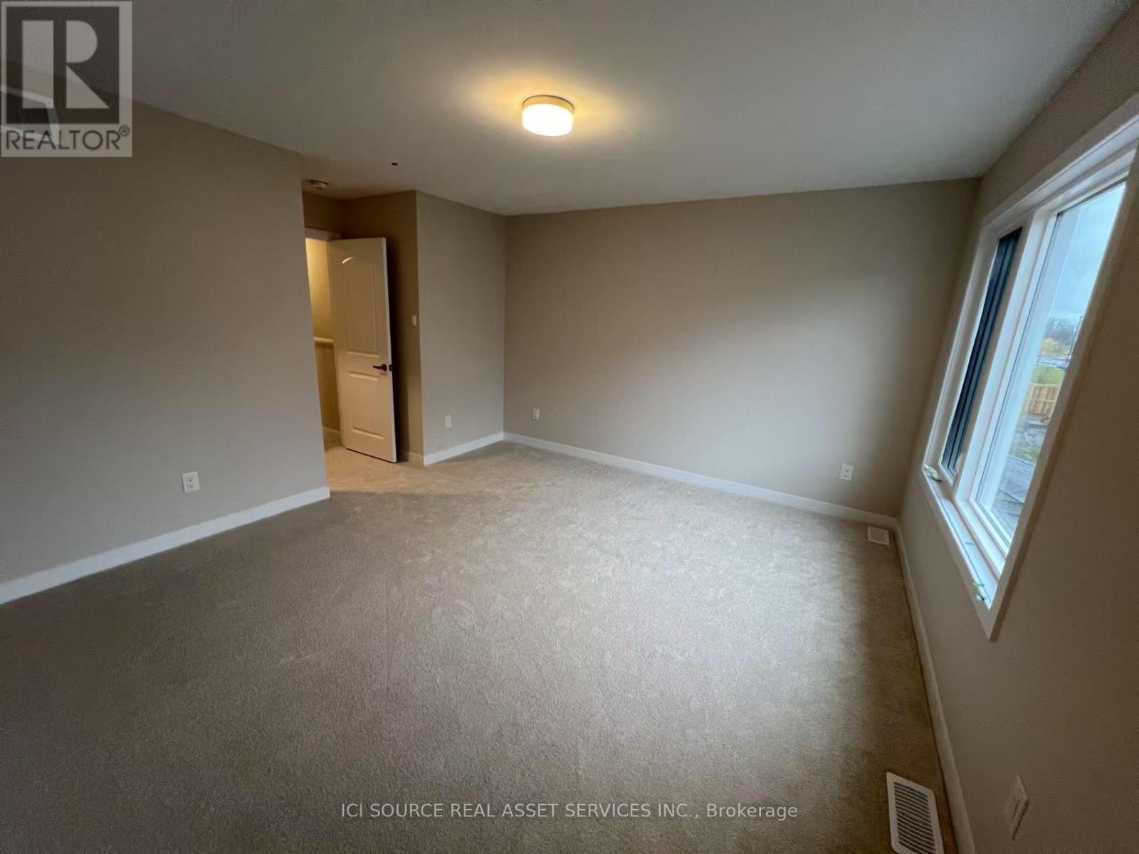 376 Les Emmerson Drive, Ottawa, ON - Indoor Photo Showing Other Room