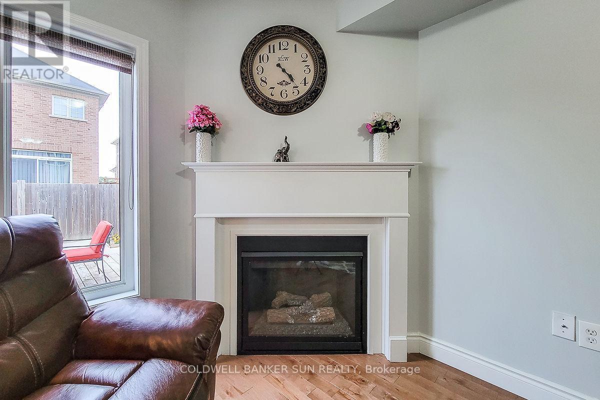 62 Lynch Crescent, Hamilton, ON - Indoor Photo Showing Living Room With Fireplace