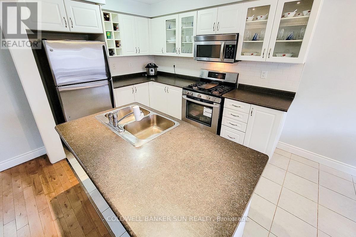 62 Lynch Crescent, Hamilton, ON - Indoor Photo Showing Kitchen With Double Sink