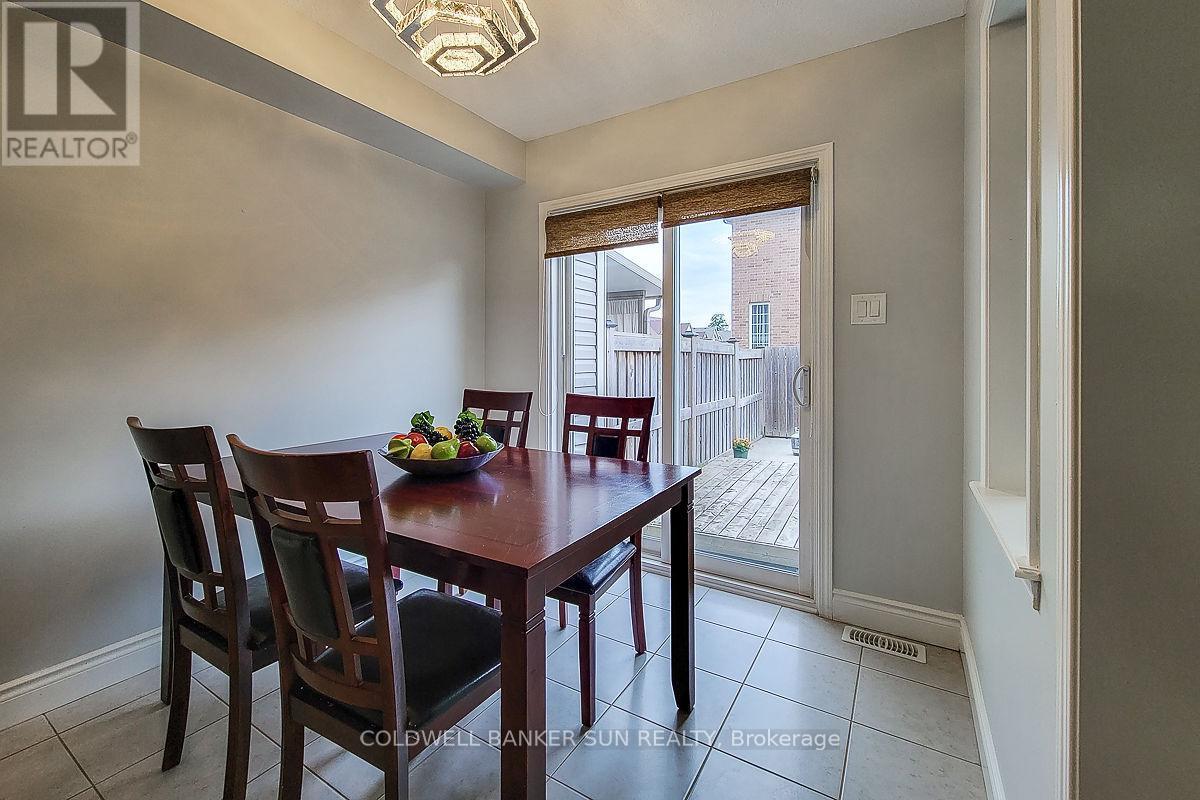 62 Lynch Crescent, Hamilton, ON - Indoor Photo Showing Dining Room