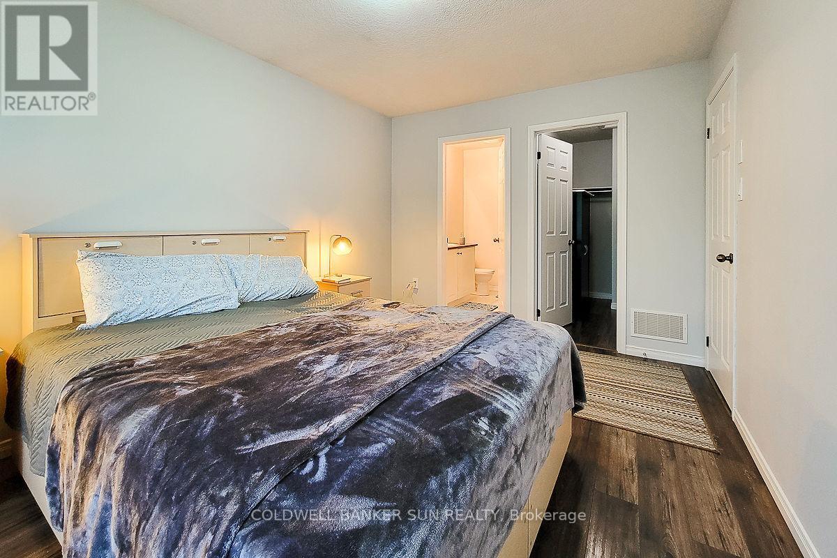 62 Lynch Crescent, Hamilton, ON - Indoor Photo Showing Bedroom