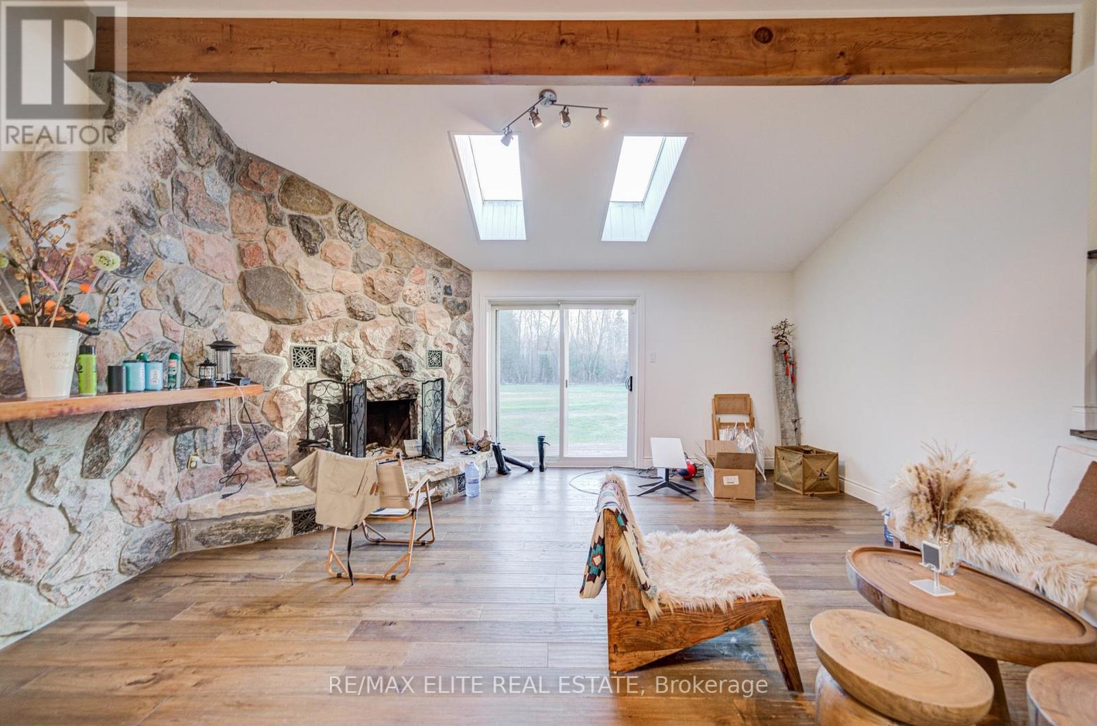 4909 Holborn Road, East Gwillimbury, ON - Indoor Photo Showing Living Room With Fireplace