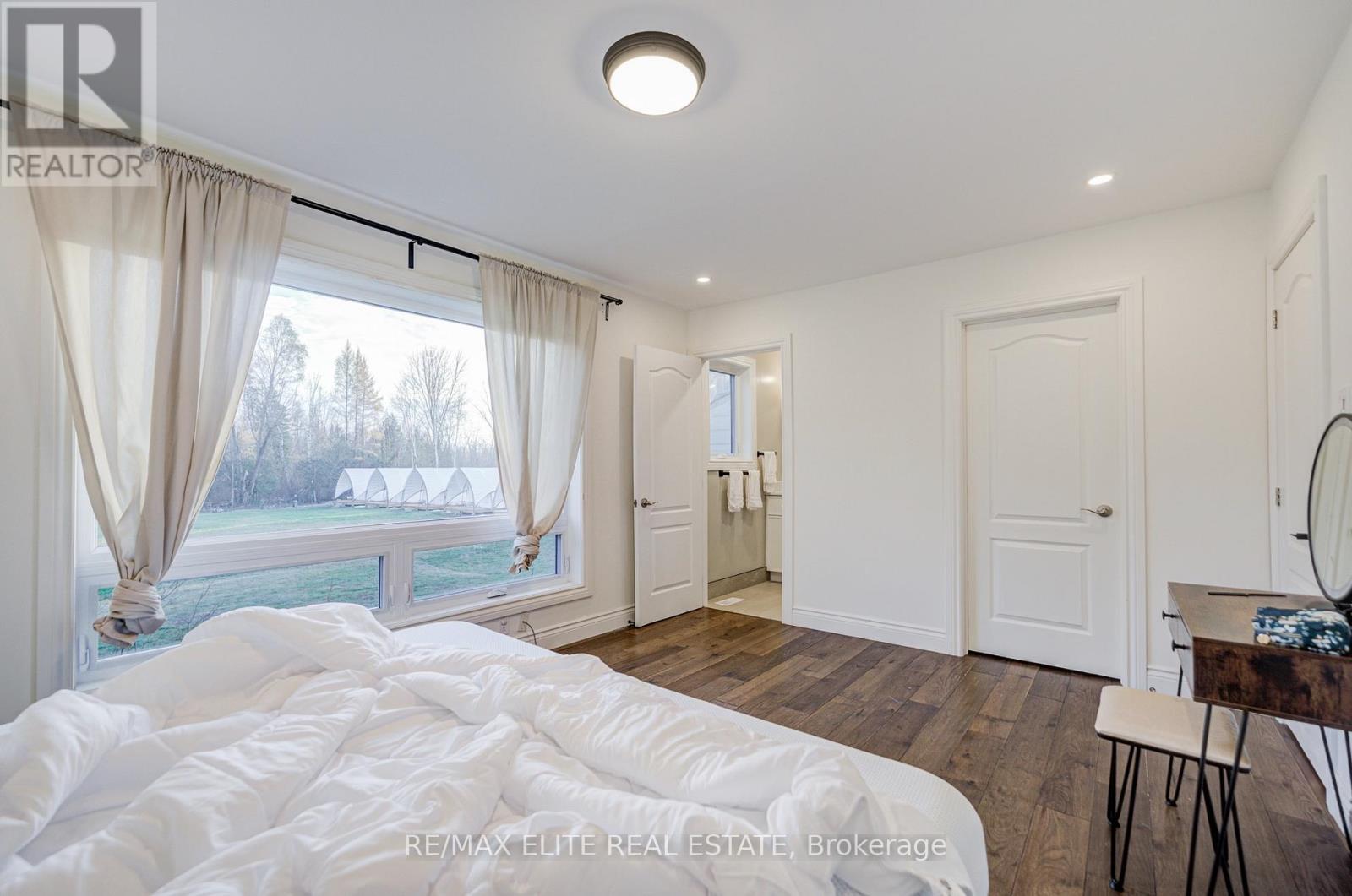 4909 Holborn Road, East Gwillimbury, ON - Indoor Photo Showing Bedroom