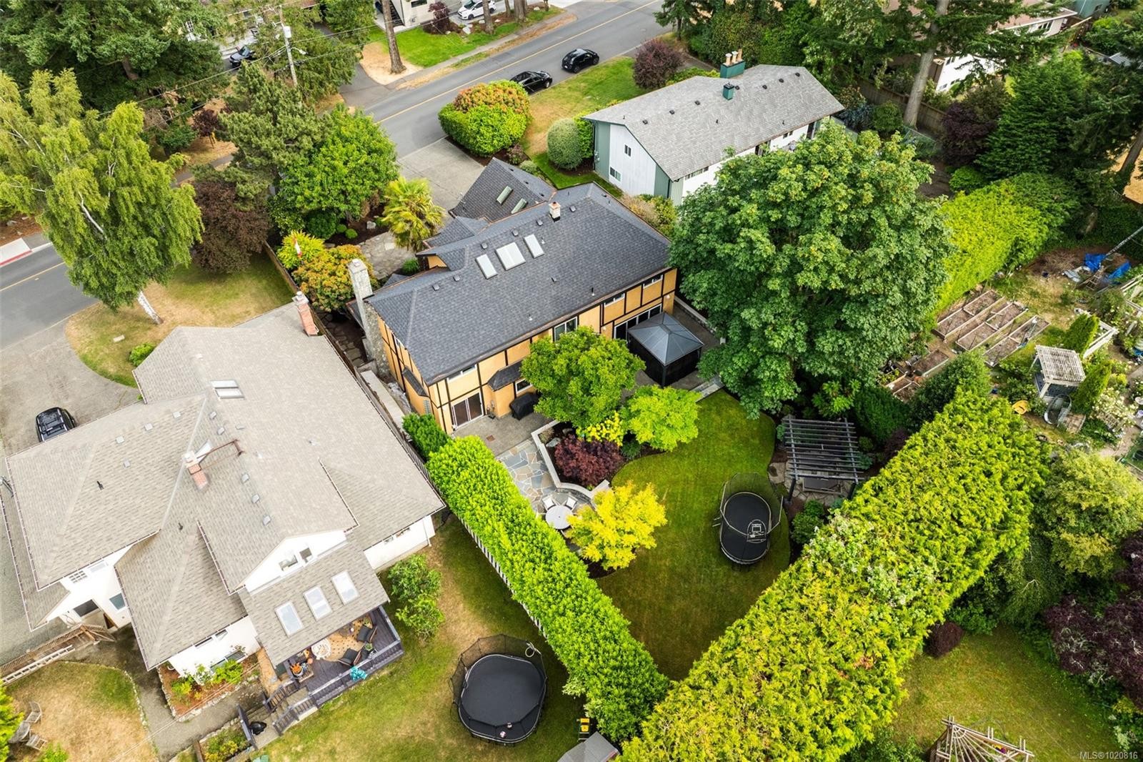 2013 Ferndale Rd, Saanich, BC