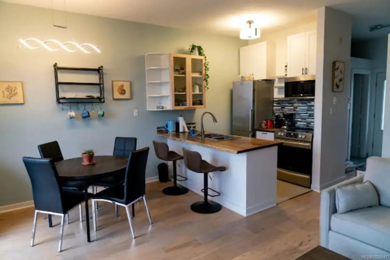 208-230 Main St, Tofino, BC - Indoor