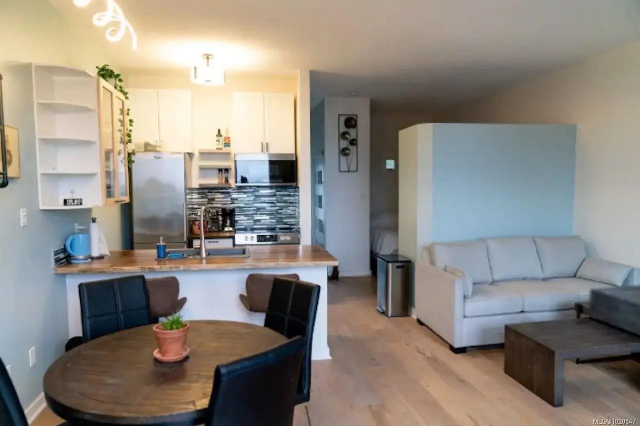 208-230 Main St, Tofino, BC - Indoor