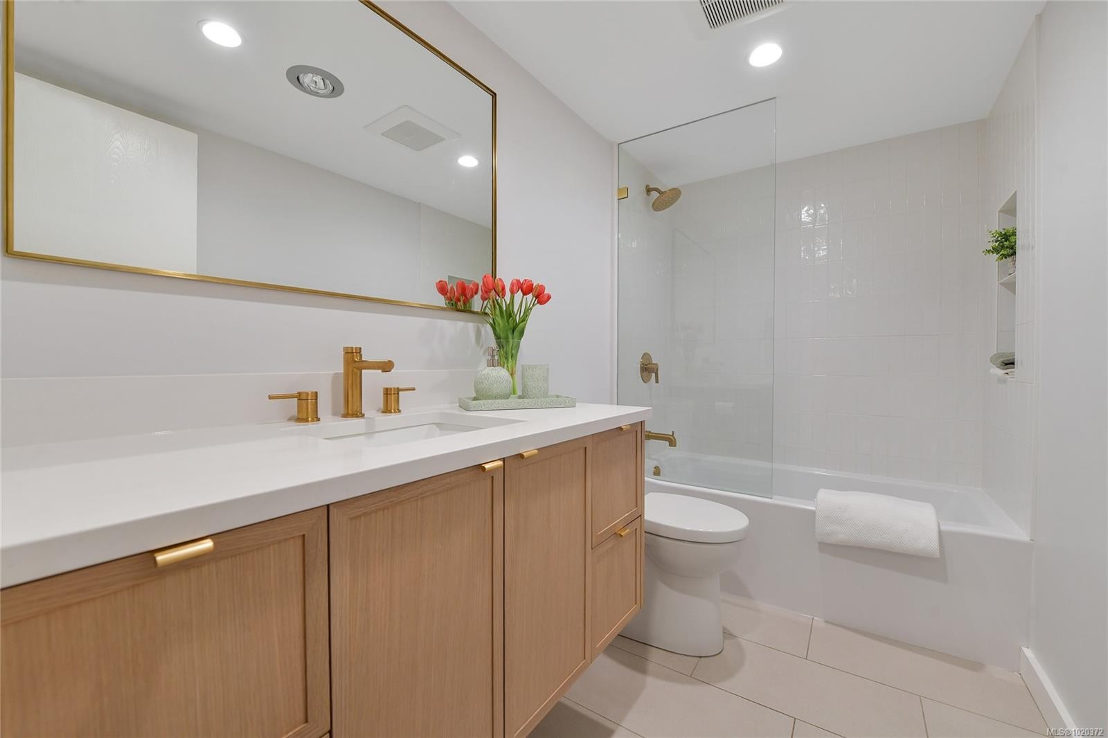 301-1366 Hillside Ave, Victoria, BC - Indoor Photo Showing Bathroom