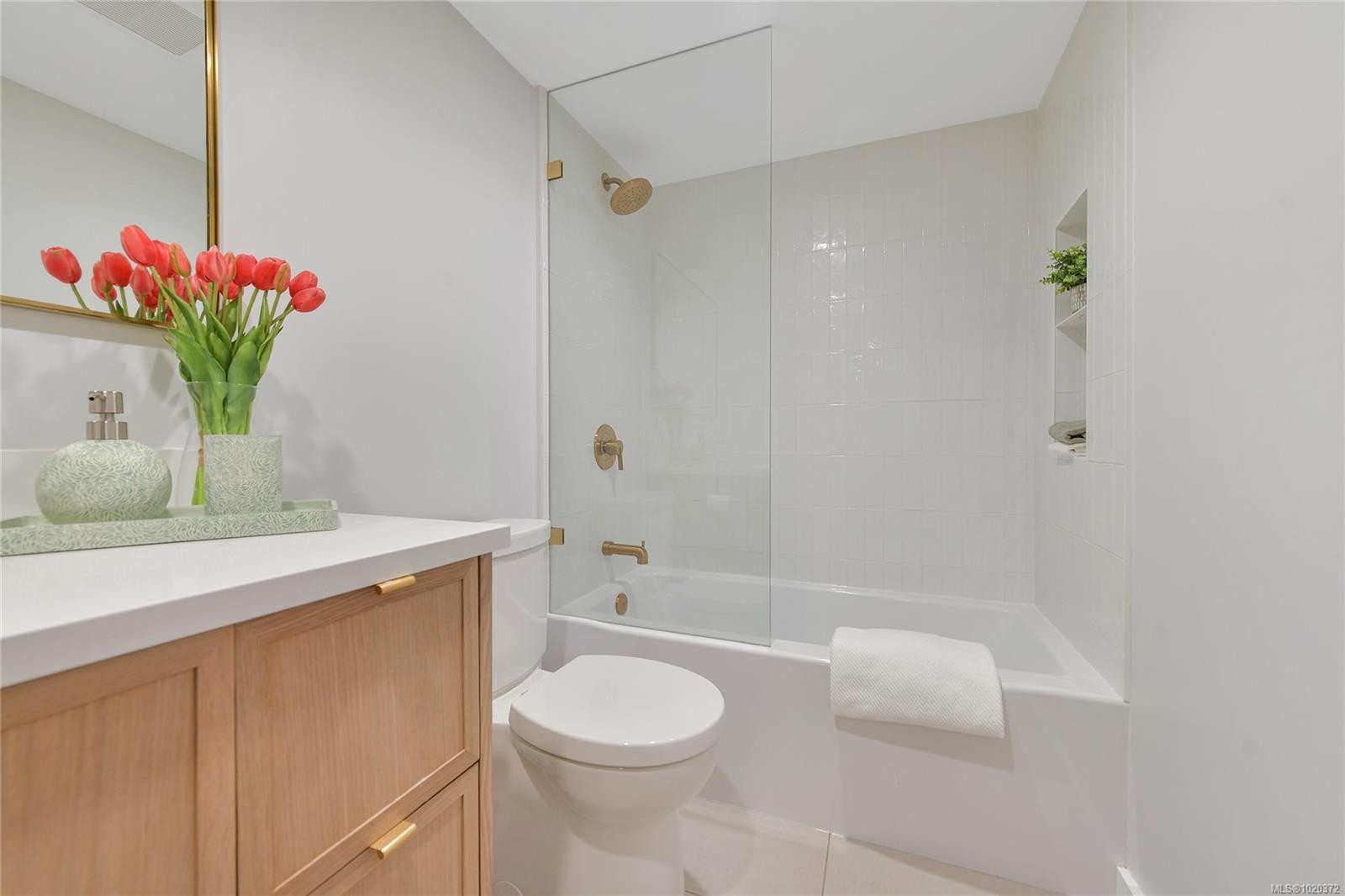301-1366 Hillside Ave, Victoria, BC - Indoor Photo Showing Bathroom