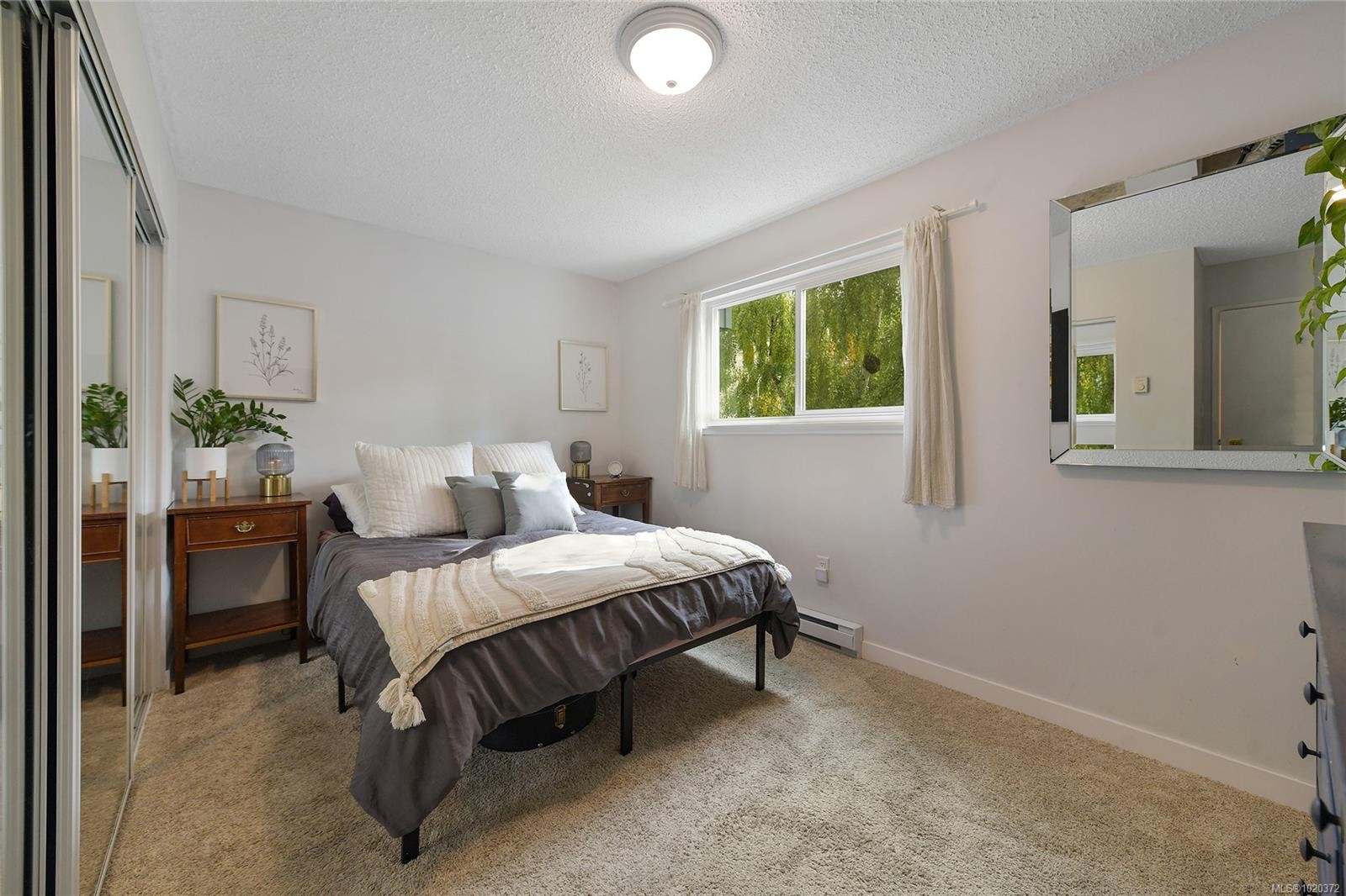 301-1366 Hillside Ave, Victoria, BC - Indoor Photo Showing Bedroom