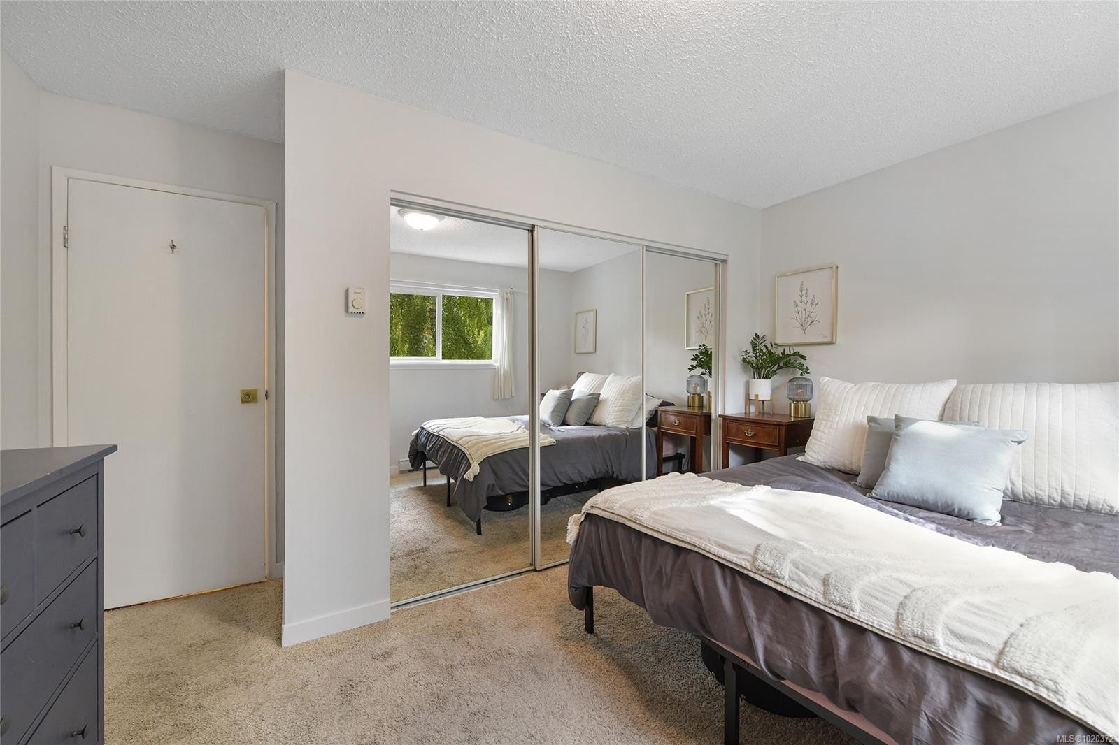 301-1366 Hillside Ave, Victoria, BC - Indoor Photo Showing Bedroom