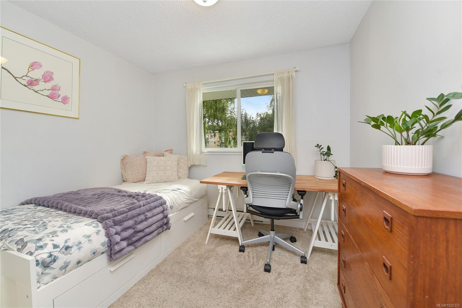 301-1366 Hillside Ave, Victoria, BC - Indoor Photo Showing Bedroom