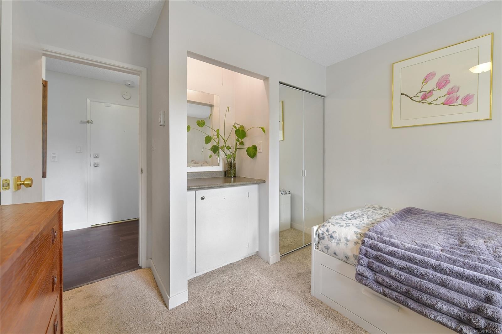 301-1366 Hillside Ave, Victoria, BC - Indoor Photo Showing Bedroom