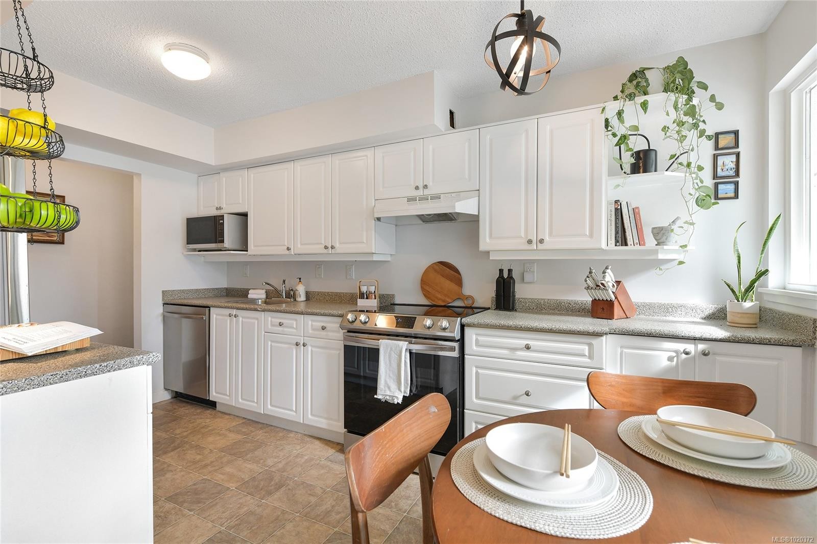 301-1366 Hillside Ave, Victoria, BC - Indoor Photo Showing Kitchen