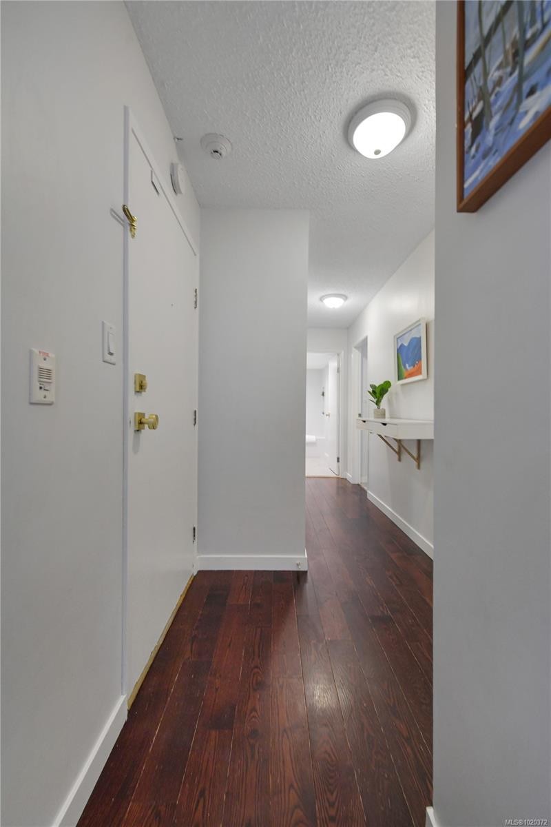 301-1366 Hillside Ave, Victoria, BC - Indoor Photo Showing Other Room