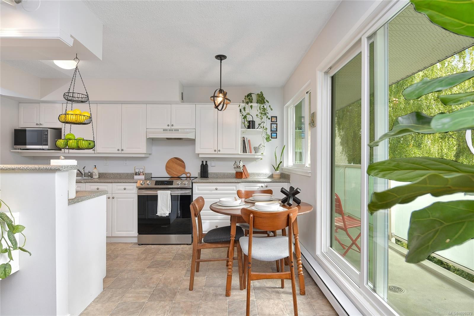 301-1366 Hillside Ave, Victoria, BC - Indoor Photo Showing Kitchen