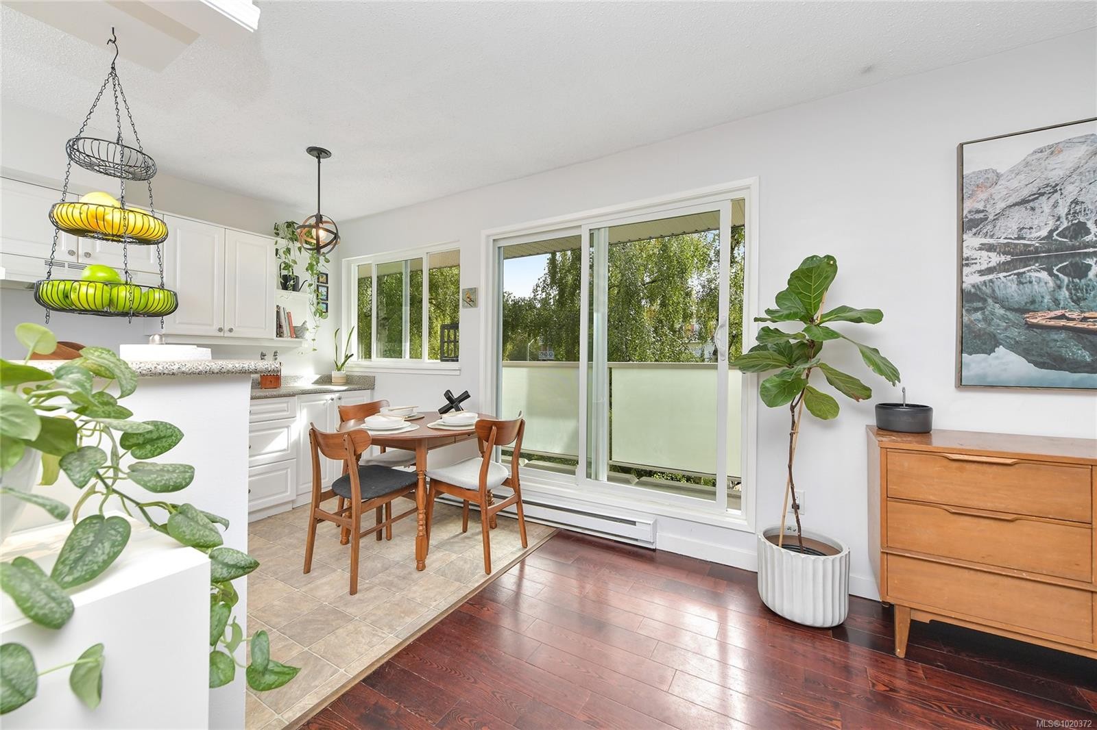 301-1366 Hillside Ave, Victoria, BC - Indoor Photo Showing Dining Room